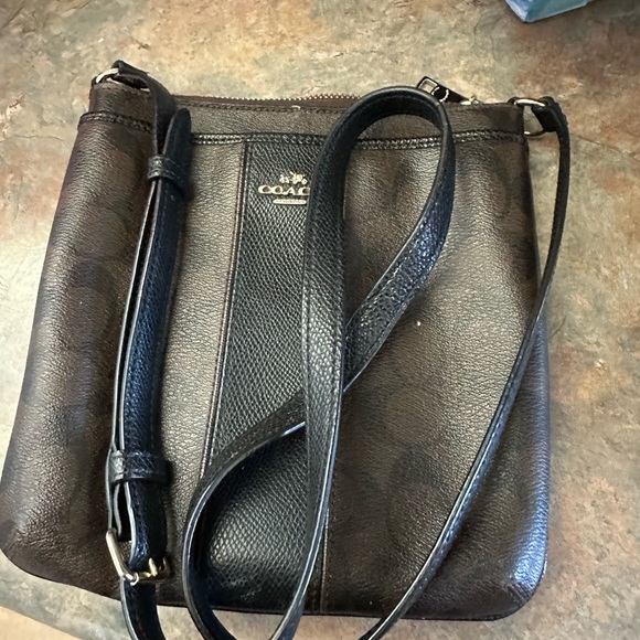Coach cross body bag used for almost a year in good conditions - Picture 3 of 5